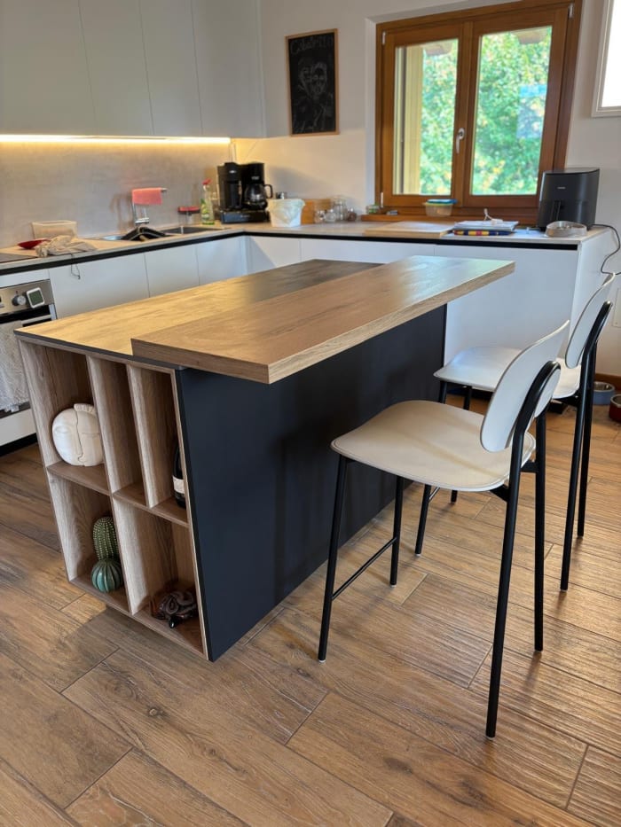 Isola moderna nero opaco e rovere