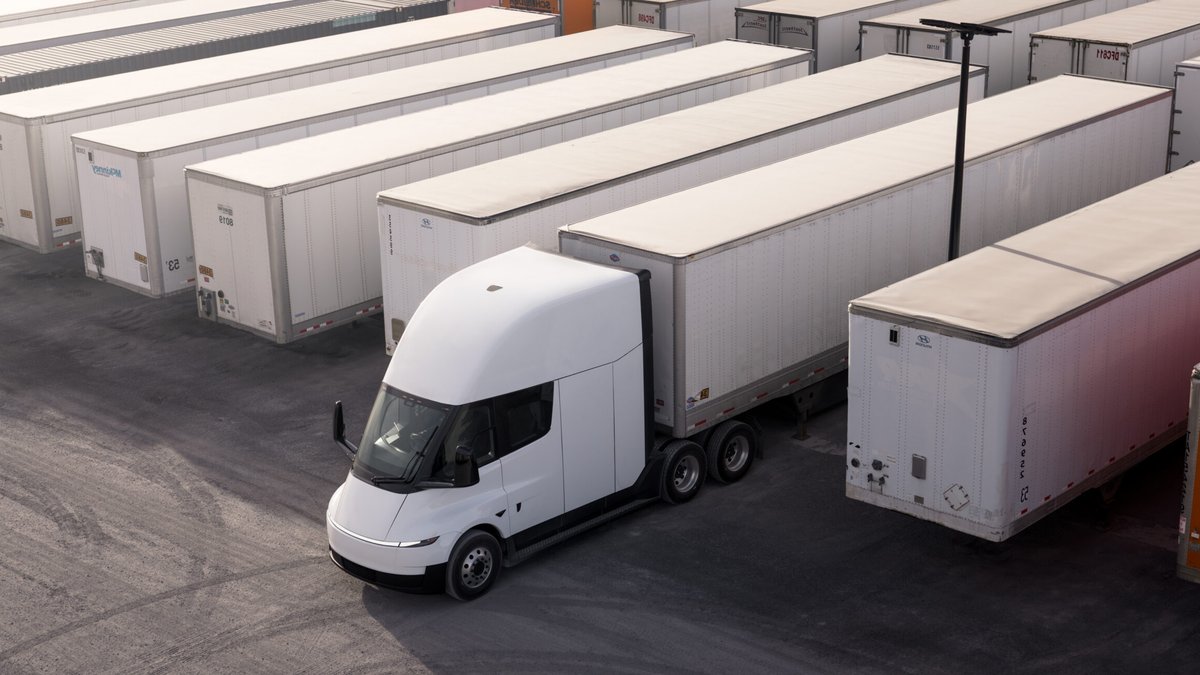 Tesla tests electric semis with Chicago transport firm Tesla tests electric semis with Chicago transport firm - electric semi
