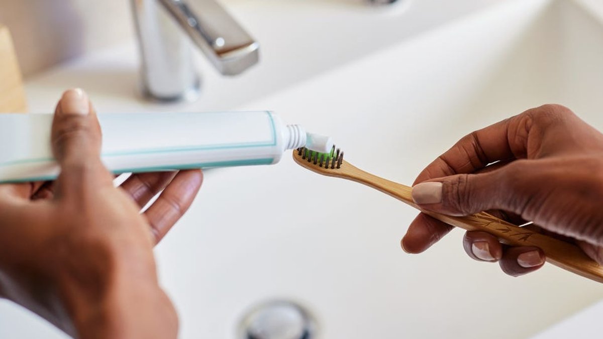 Dentists Weigh In on Brushing Before or After Breakfast - brushing teeth