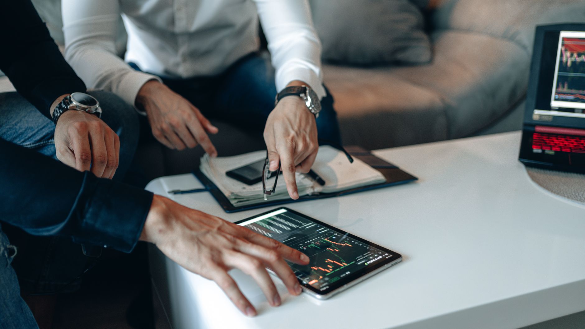 Short selling: strategies and risks for professional traders