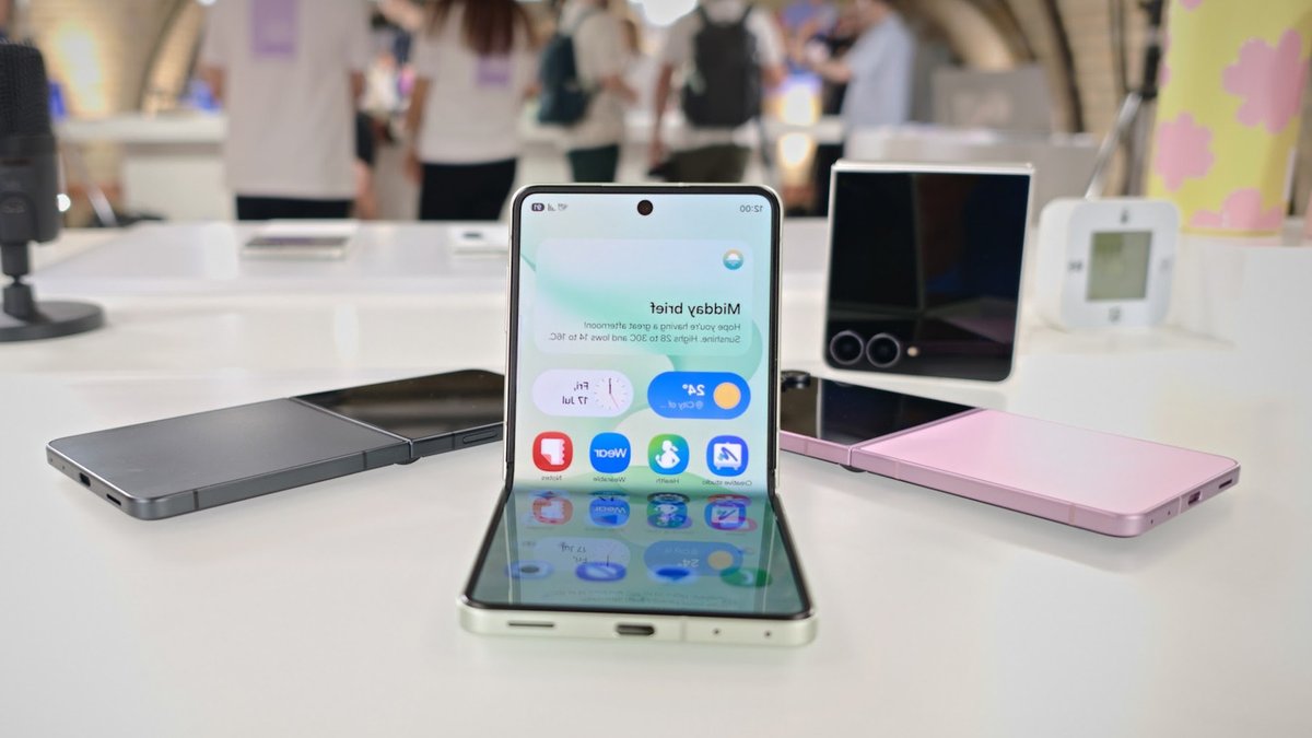 Samsung Enhances Galaxy Z Flip Cover Screen - galaxy z flip