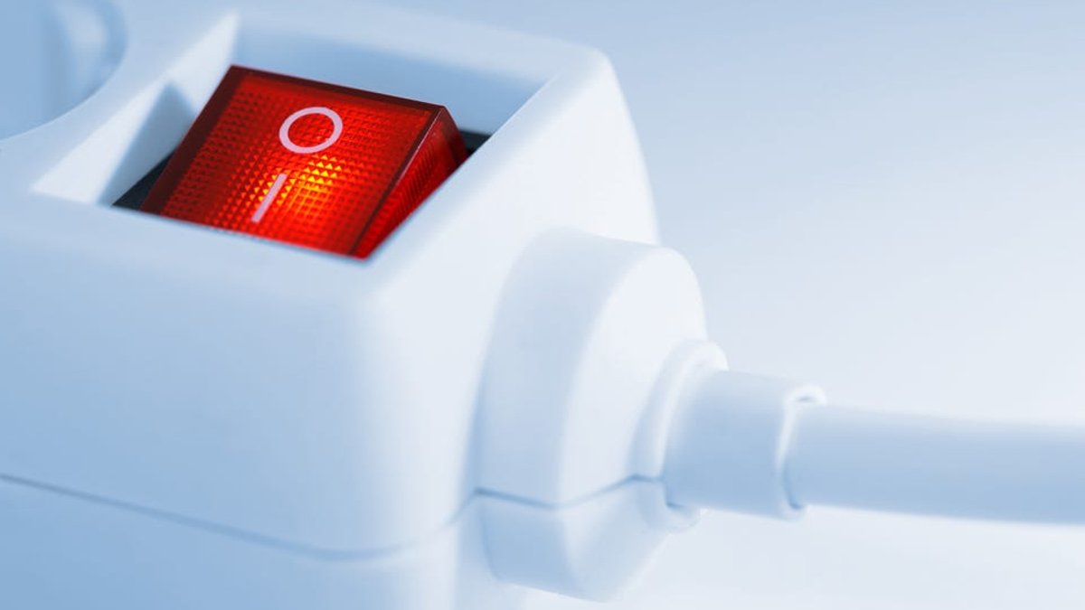 Power strip red light explained simply