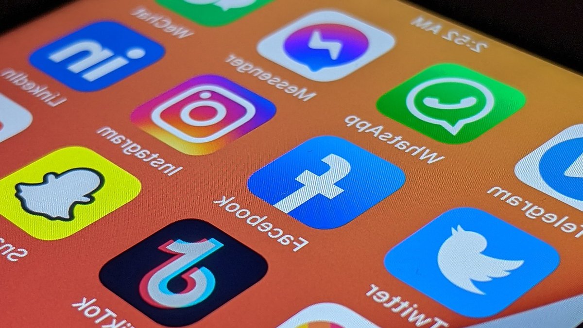 France bans social media for under‑15s France bans social media for under‑15s - social media ban