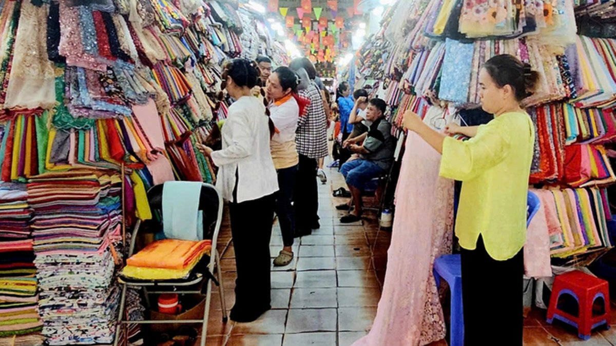 Foreigners flock to century-old market for ao dai and wooden clogs - tan dinh market