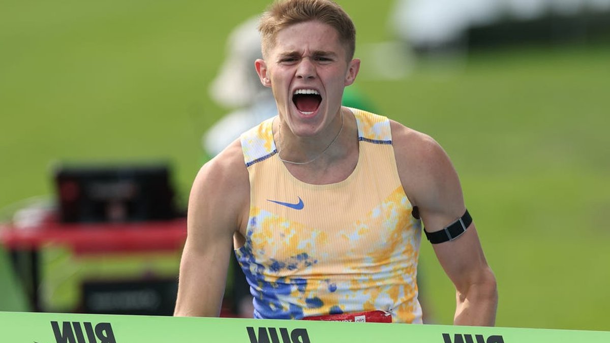 Teen wins U.S. outdoor title in blowout - outdoor title