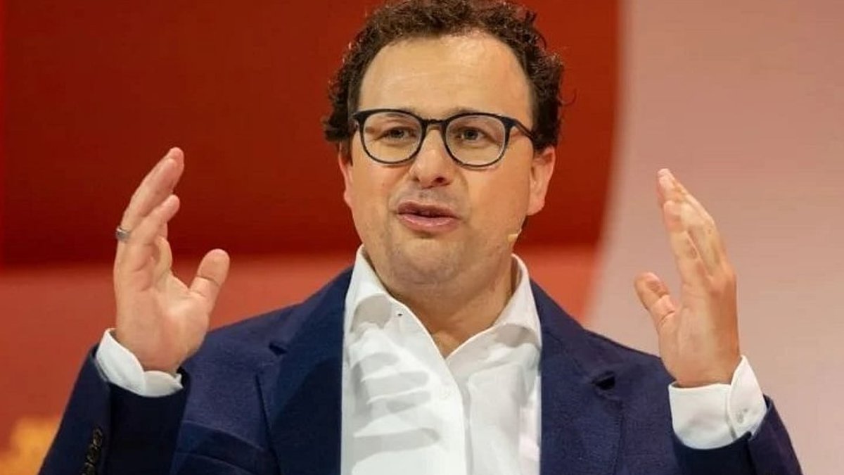 Anthropic CEO Backs Safety Tests, Rejects Open Ban - open weight ai