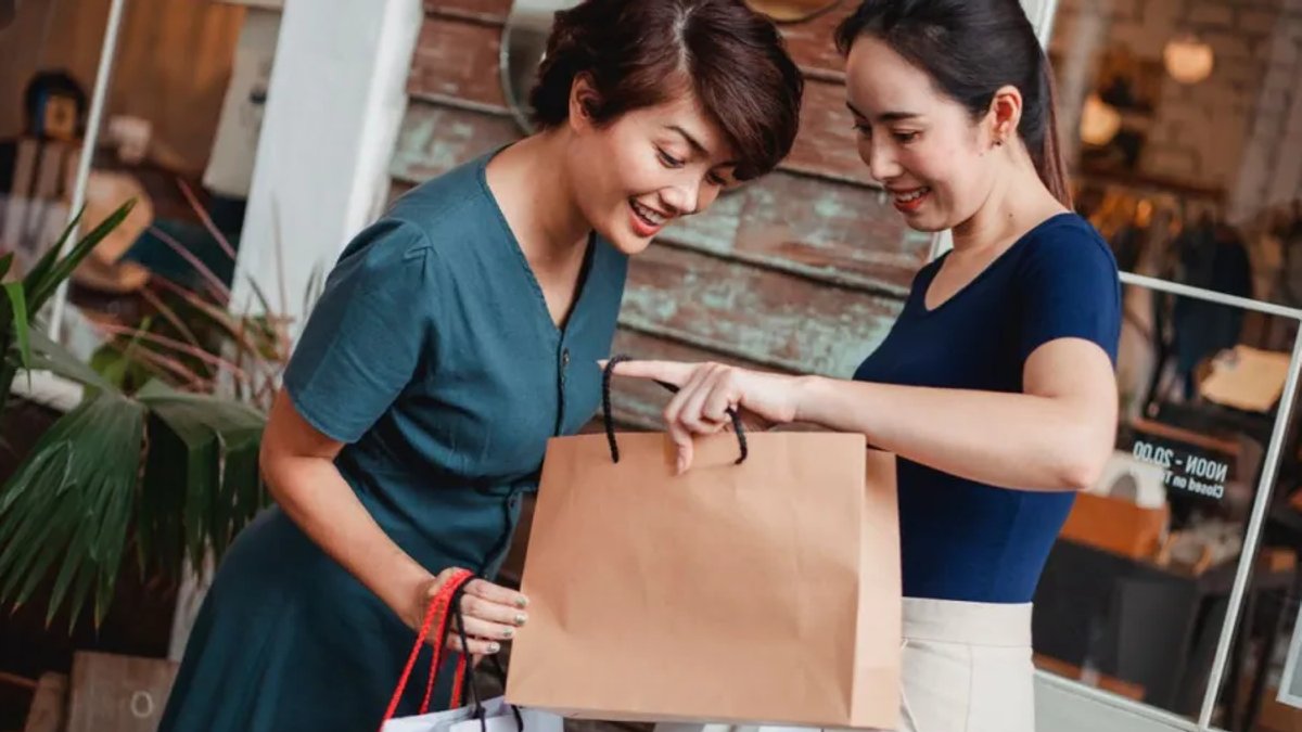 Singaporeans Keep Spending Despite Rising Costs