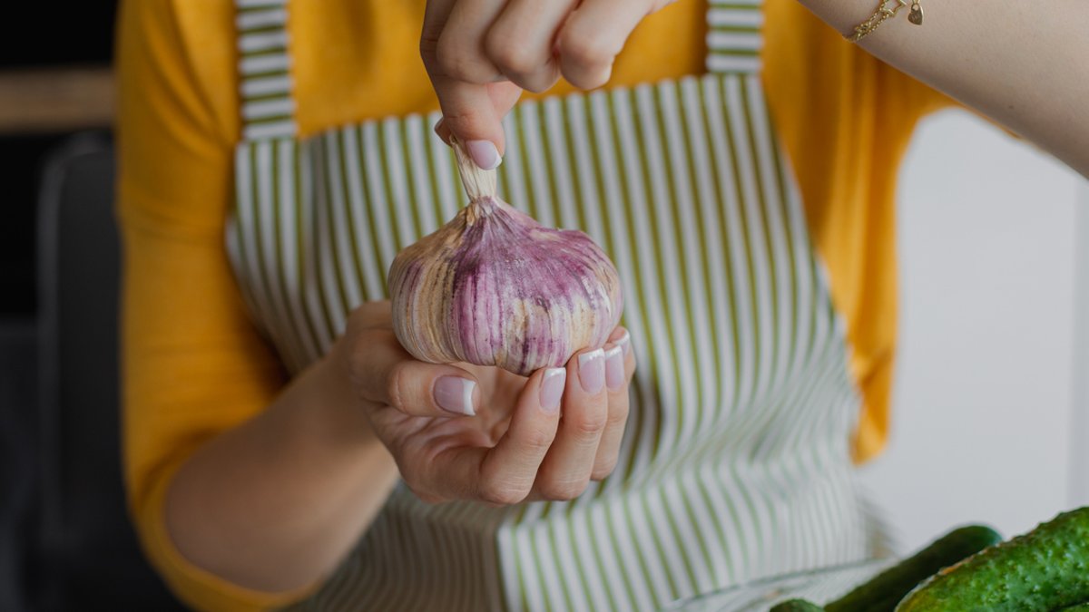 Garlic Boosts Heart Health After Eating - garlic heart health