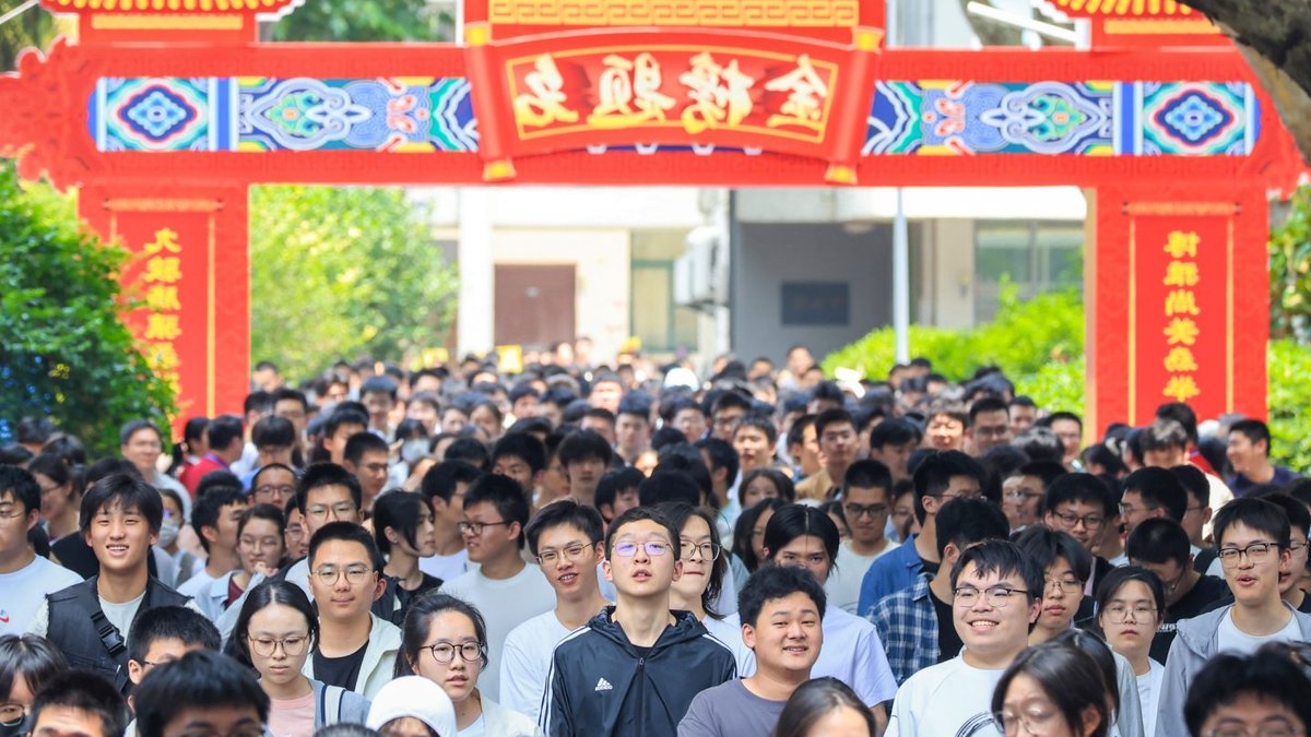 Chinese Students Turn to AI for College Choices Chinese Students Turn to AI for College Choices - ai college selection