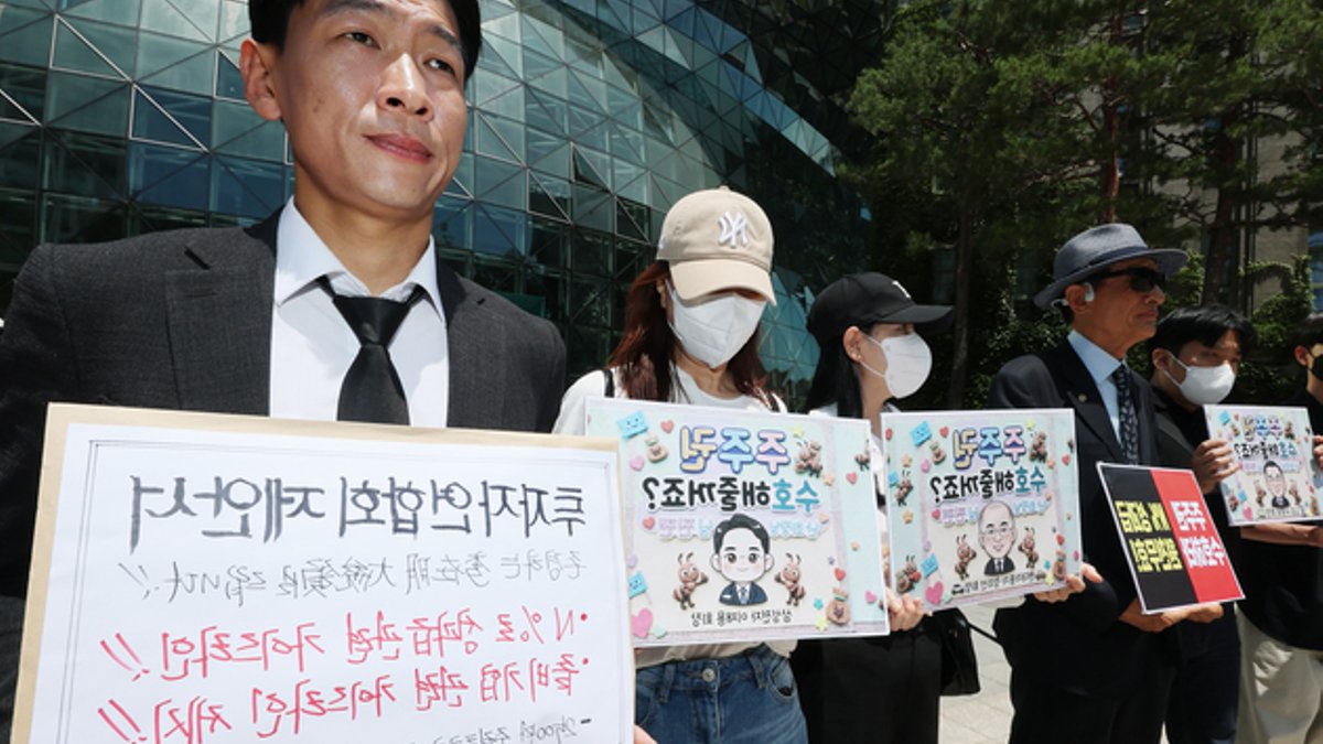 Samsung shareholders seek emergency meeting - samsung shareholders