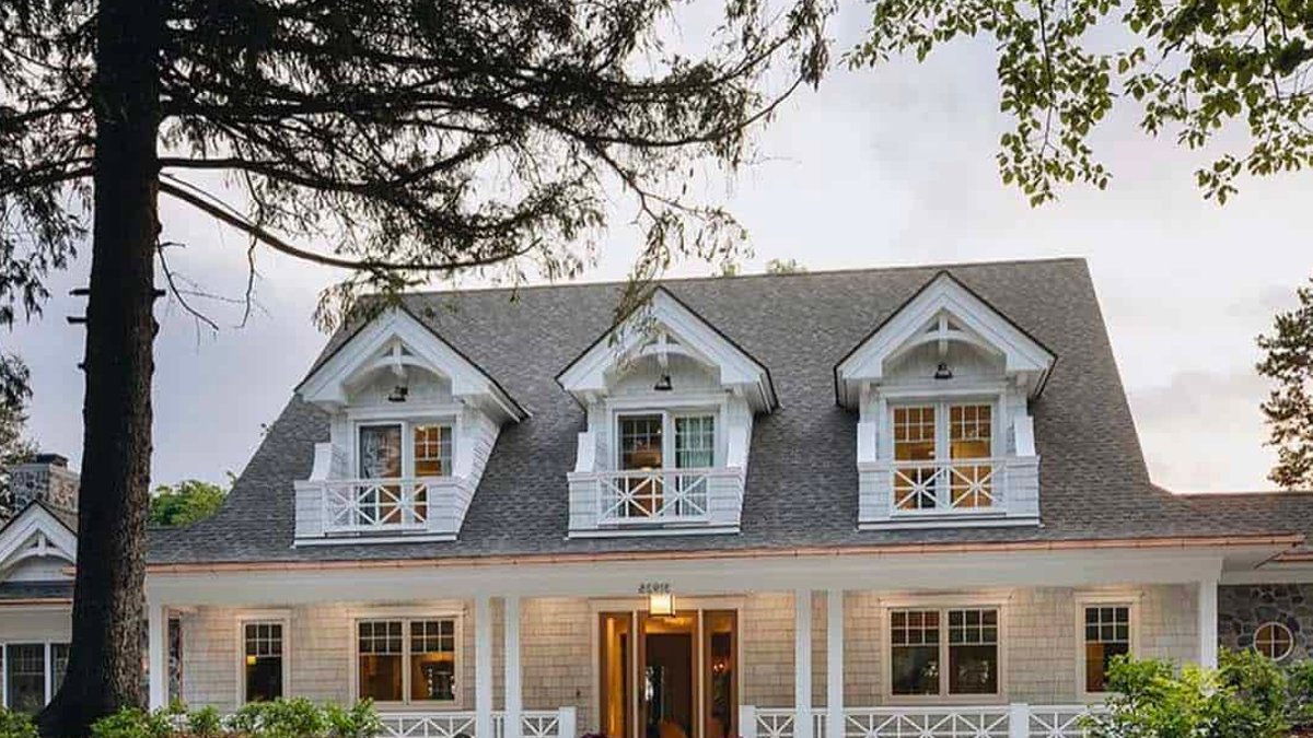 Cozy retreat on Pine Lake - lake house design