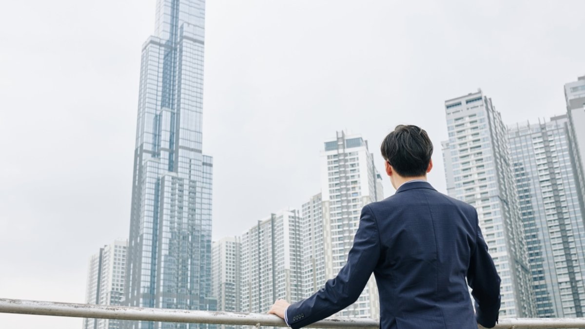 Hong Kong Insurers Slide as China Tightens Tax Enforcement