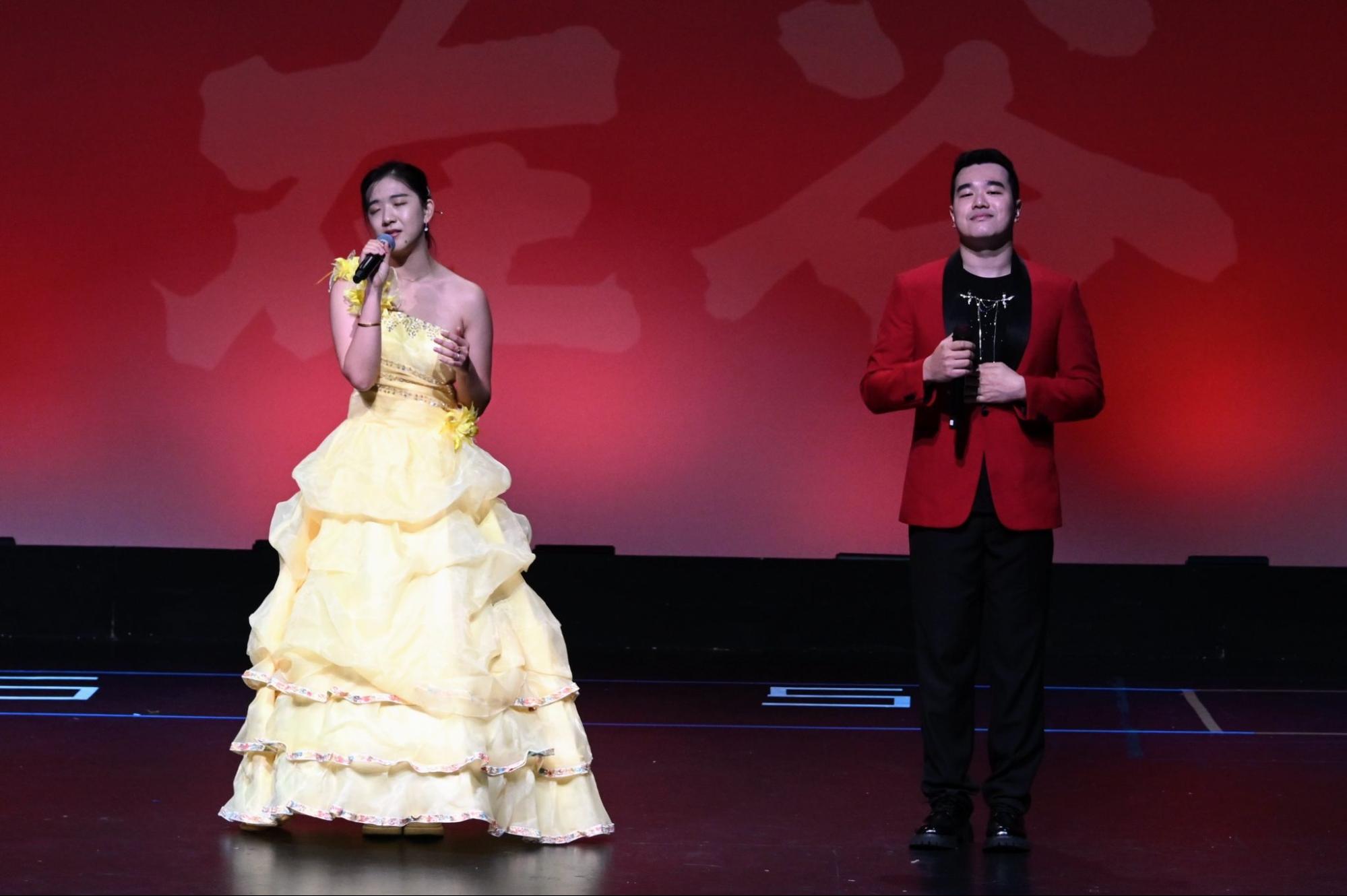 歌曲《灯火里的中国》