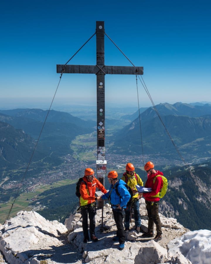 design-ohne-titel-1 image Alpspitzgipfel mit Blick auf Garmisch