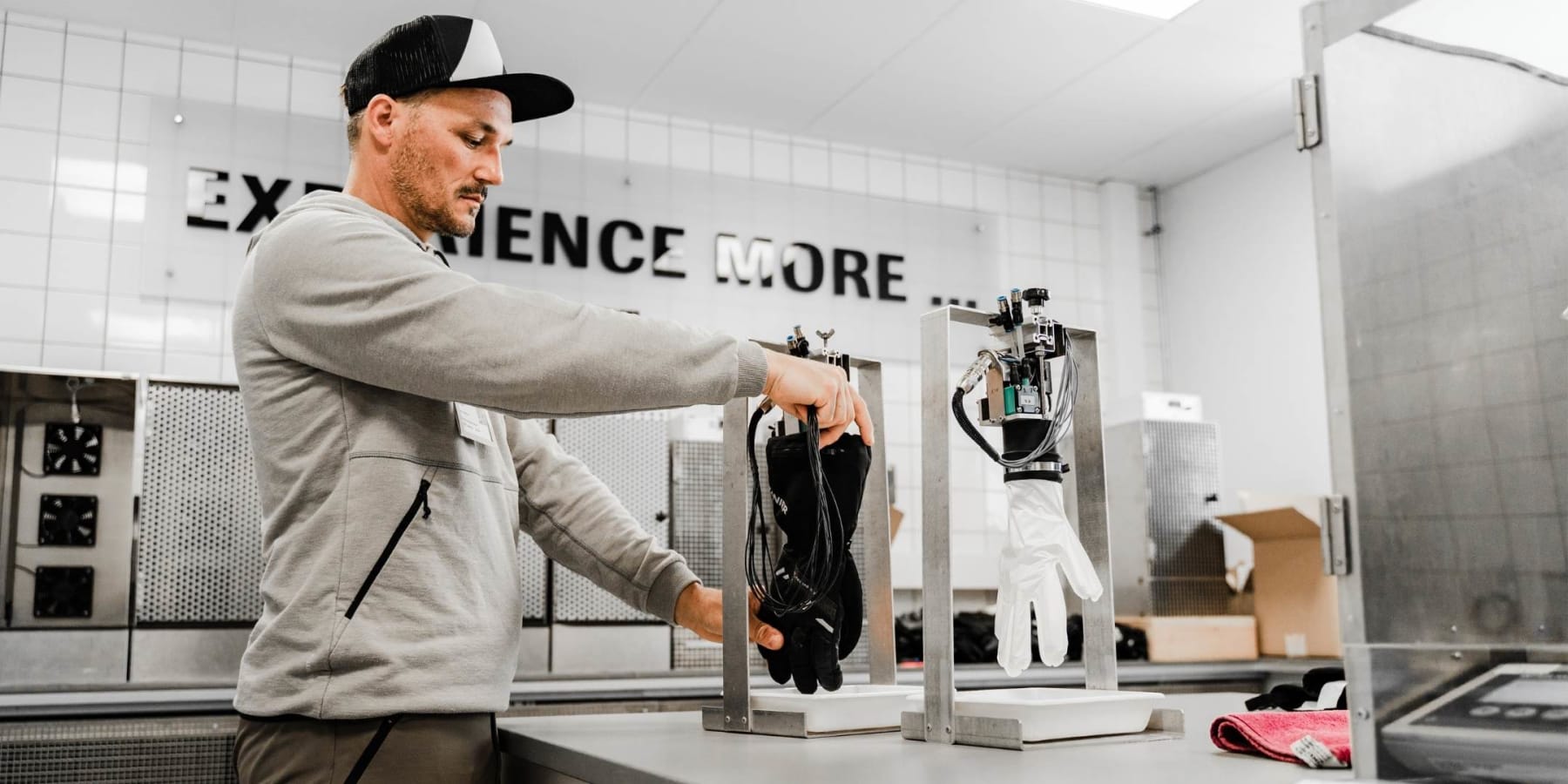 zanier-blog-gore-2 image The breathability test measures the extent to which the glove allows water vapour, which is generated by sweat, to escape. Photo: Flo Totschnig