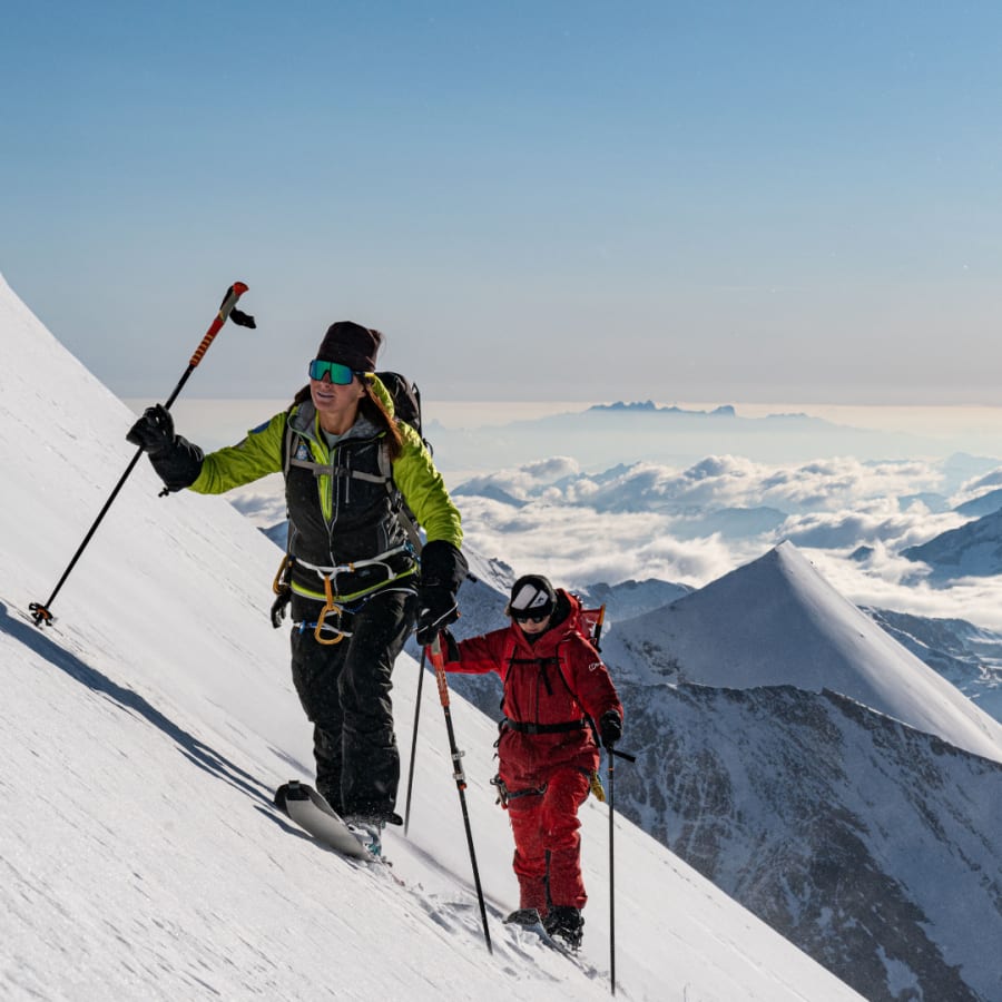 glockner-anstieg-1 image Manu Mandl und Elisabeth Fürstaller mit den Tourenskiern über die Schulter Richtung Glockner-Leitl.