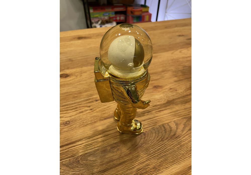 Astronauta Decorativo em Tons de Ouro com Esfera de Vidro