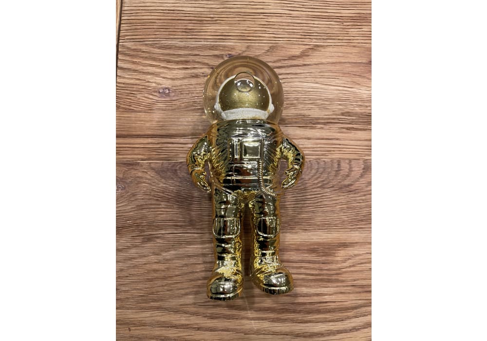 Astronauta Decorativo em Tons de Ouro com Esfera de Vidro