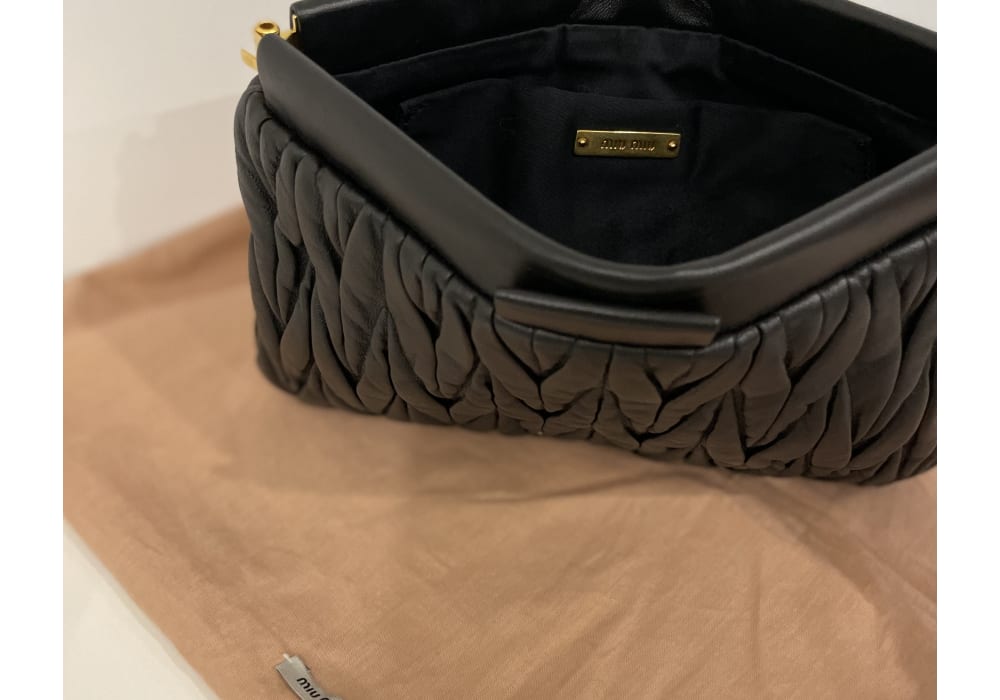 Clutch de Luxo em Couro Preto da Miu Miu