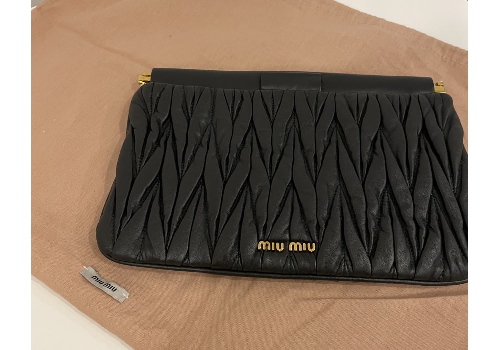 Clutch de Luxo em Couro Preto da Miu Miu