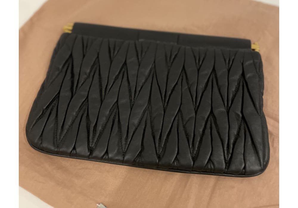 Clutch de Luxo em Couro Preto da Miu Miu