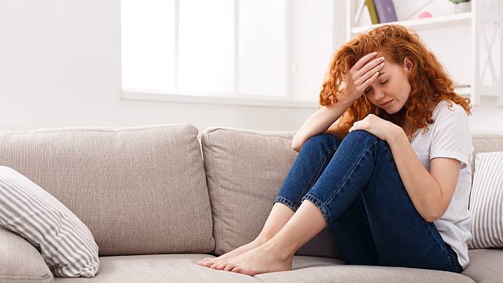 Eine junge Frau mit Kopfschmerzen fragt sich, was gegen Migräne hilft.
