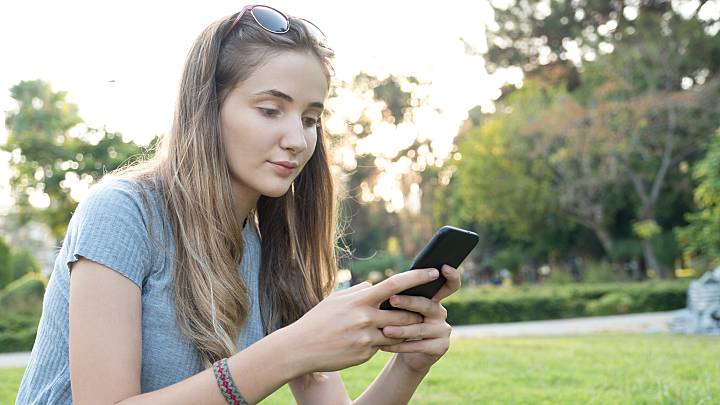 Eine junge Frau erkundigt sich im Internet, ob es bereits Medikamente zur HIV Präexpositionsprophylaxe gibt.