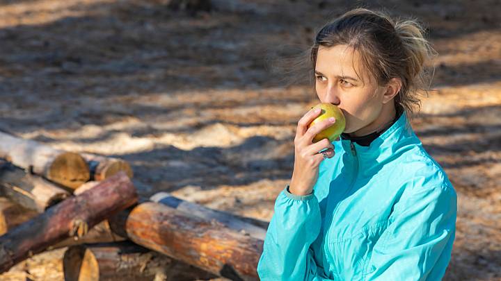 Junge Frau ernährt sich gesund und treibt Sport um den Blutdruck natürlich zu senken.
