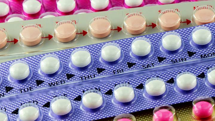 Verschiedene Pillenpackungen liegen aufeinander. Durch unterschiedliche Einflüsse kann es zu einer Kontraindikationen der Pille kommen.