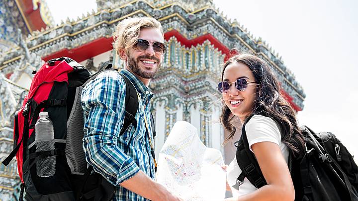 Ein Paar auf der Reise in einer asiatischen Stadt gibt sich der Gefahr von Durchfallerkrankungen aus.