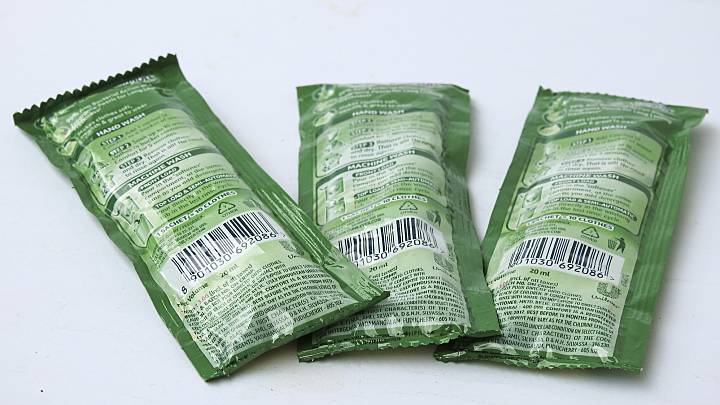Ein Mann hat sich das illegale Potenzmittel Kamagra Oral Jelly bestellt. Er nimmt die Tablette, ohne zu wissen, dass viele Nebenwirkungen folgen können.