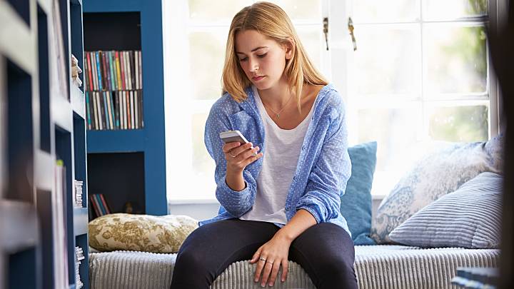 Eine junge Frau informiert sich online über die Symptome einer Entzündung der Vagina, der sogennanten Kolpitis. Sie hat den Verdacht sich diese Entzündung eingefangen zu haben.