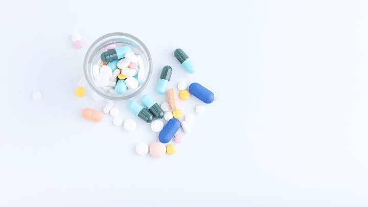 Blasenentzündung Medikamente rezeptfrei: Viele verschiedene Tabletten und Kapseln auf hellem Hintergrund.