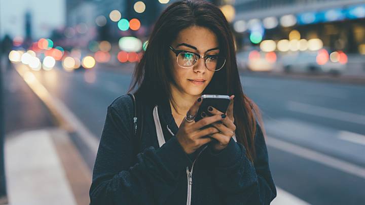 Woman looking for a cure for herpes online