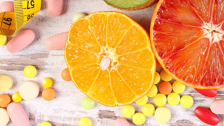 Tabletten des Nahrungsergänzungsmittel Synephrin und Zitrusfrüchte