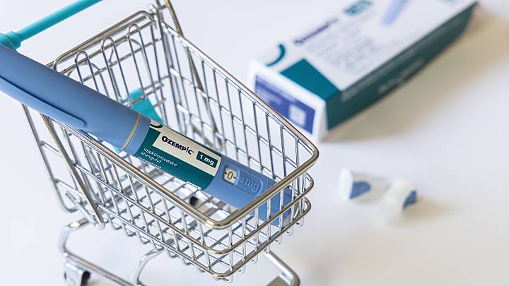Ozempic® Injektionspen in einem kleinen Einkaufswagen, obwohl Ozempic® rezeptfrei nicht erhältlich ist.
