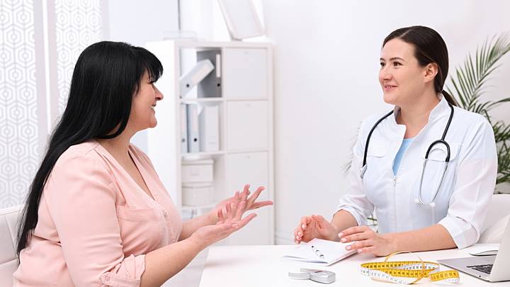 Eine Ärztin konsultiert eine Patientin, die abnehmen möchte.