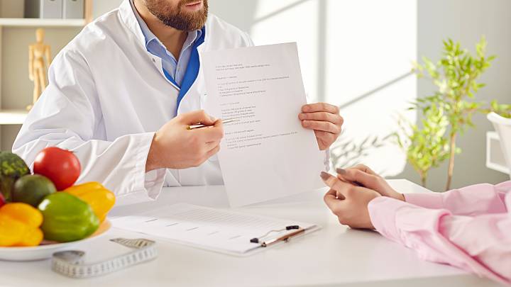 Ein Arzt zeigt der Patientin Optionen, weil sie Mounjaro absetzen m&ouml;chte.