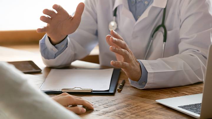 Der Arzt erkl&auml;rt seinem Patienten wie der Wechsel von Wegovy&reg; zu Mounjaro&reg; abl&auml;uft