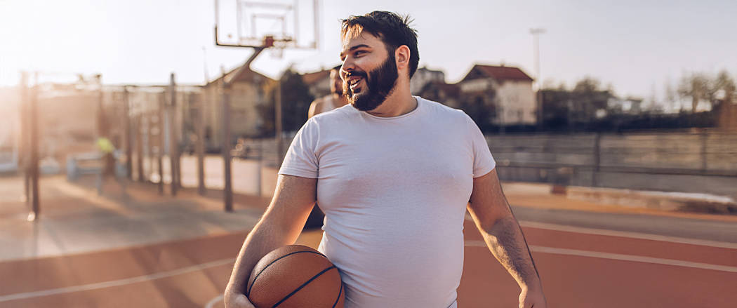 Mann fühlt sich wohl und spielt Basketball