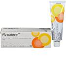 Vorderseite einer Packung und der 50 g Tube von Nystalocal® Salbe.