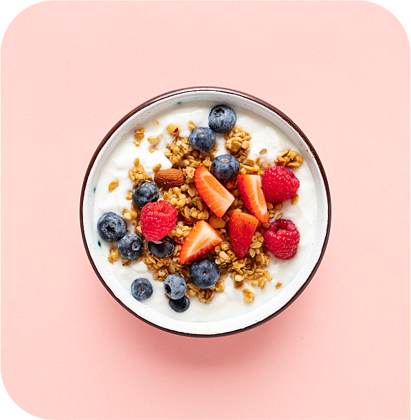 Photo d'un bol de yaourt, muesli et fruits rouges
