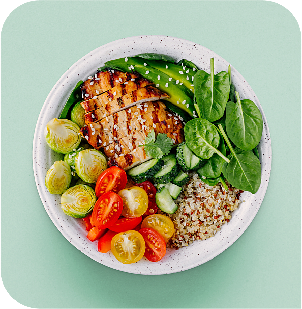 Photo d'une salade de poulet grillé, quinoa et légumes