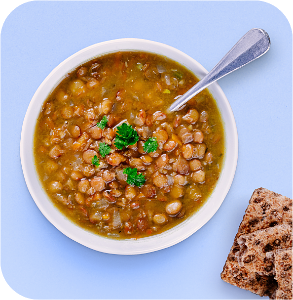 Photo d'une soupe de lentilles et de crackers aux céréales complètes