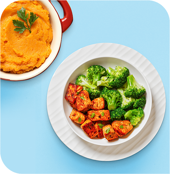 Photo d'une assiette de saumon grillé et de brocoli accompagnée d'une purée de patate douce