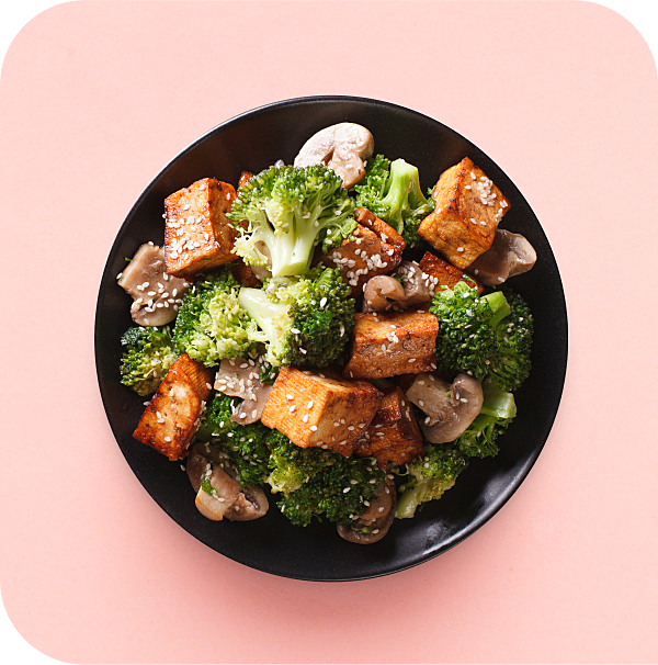 Photo d'une assiette de tofu grillé et de légumes
