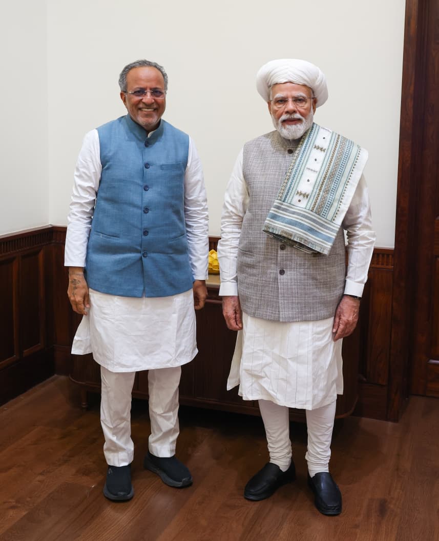 વડાપ્રધાન નરેન્દ્ર મોદી સાથે મુલાકાત કરીને પોરબંદરમાં 27,500 કરોડના મેગશિપ બિલ્ડીંગ યાર્ડને મંજૂરી આપવા બદલ આભાર માનતા મંત્રી અર્જુન મોઢવાડિયા
