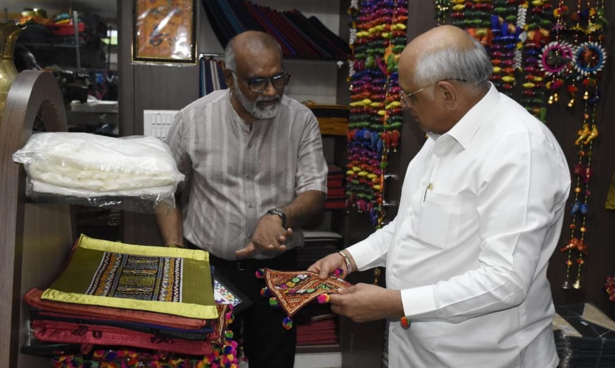 નેશનલ હેન્ડલૂમ ડે: CM ભૂપેન્દ્ર પટેલે ગાંધીનગરમાં 'ગરવી ગુર્જરી'માંથી કરી હેન્ડલૂમ પ્રોડક્ટ્સની ખરીદી