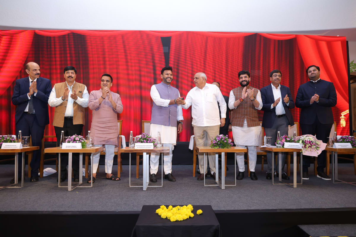અમદાવાદ એરપોર્ટ પરથી ‘હબ ઍન્ડ સ્પોક’ આંતરરાષ્ટ્રીય ફ્લાઇટ સેવાઓનો શુભારંભ અમૃતસર અને વારાણસી બાદ અમદાવાદ દેશનું ત્રીજું એરપોર્ટ બન્યું: વૈશ્વિક કનેક્ટિવિટીને મળશે નવો વેગ