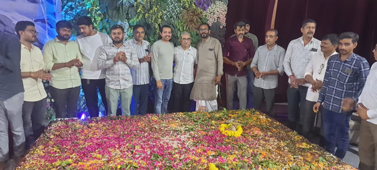 શ્રાવણ માસની શિવરાત્રીના પાવન પર્વે અમદાવાદના નિકોલમાં અનોખો ધાર્મિક કાર્યક્રમ યોજાયો હતો. 1,000થી વધુ શિવભક્તોએ એકસાથે સવા લાખ માટીના શિવલિંગનું નિર્માણ કરી શાસ્ત્રોક્ત વિધિથી પૂજન-અર્ચન કર્યું